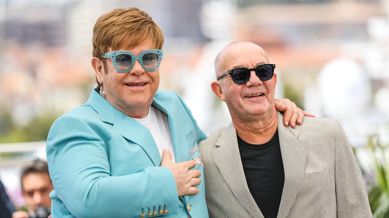 Bernie Taupin et Elton John posent