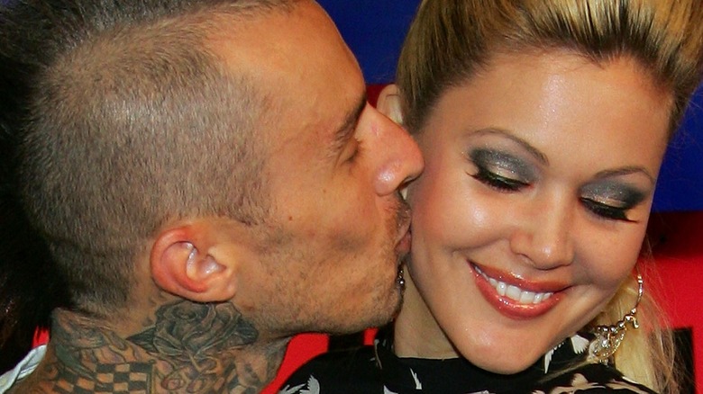 Travis Barker embrasse la joue de Shanna Moakler