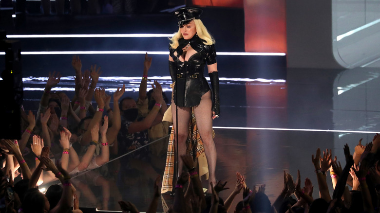 Madonna sur scène lors des MTV Video Music Awards 2021