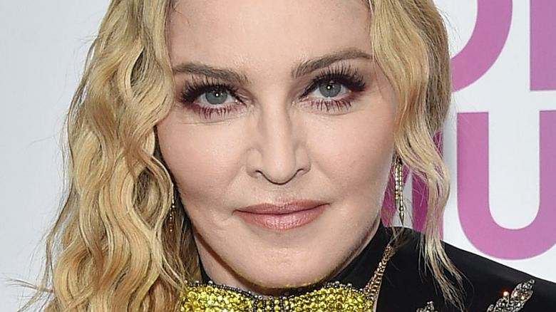 Madonna posant sur un tapis rouge