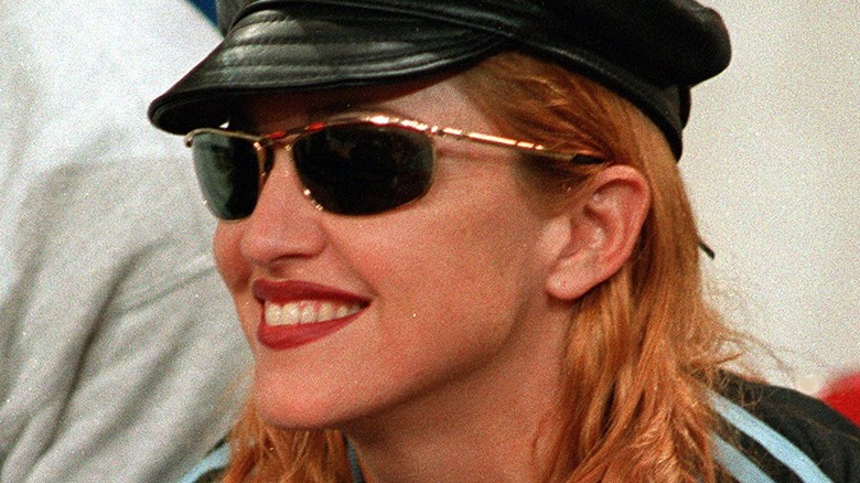 Madonna lors d'un match de basket en 1993