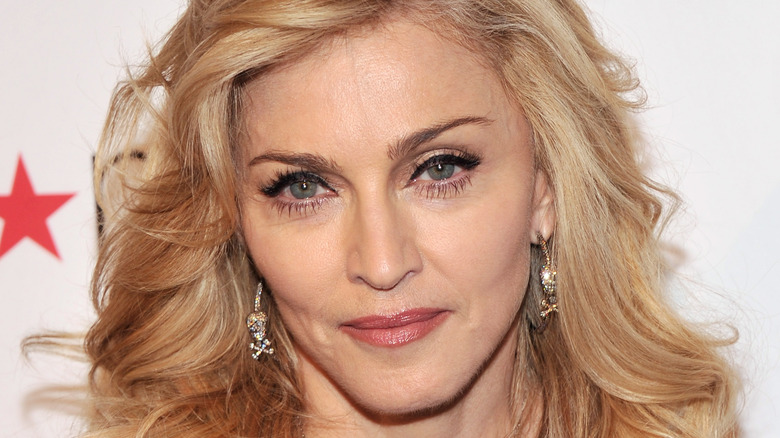 Madonna sur un tapis rouge