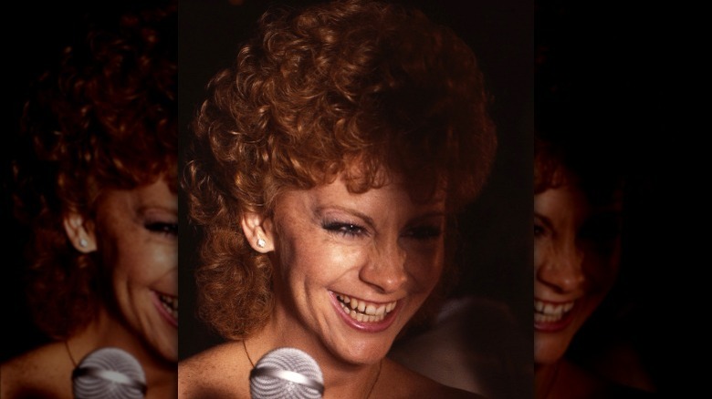 Reba McEntire avec un grand sourire