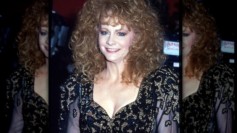 Reba McEntire avec d'énormes cheveux bouclés