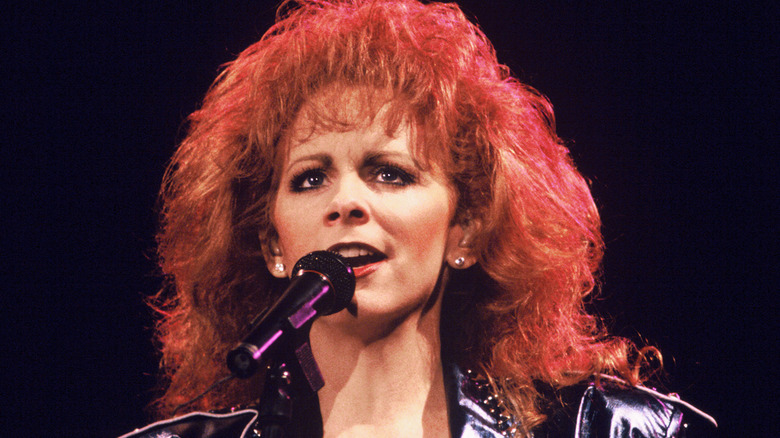 Reba McEntire chantant sur scène