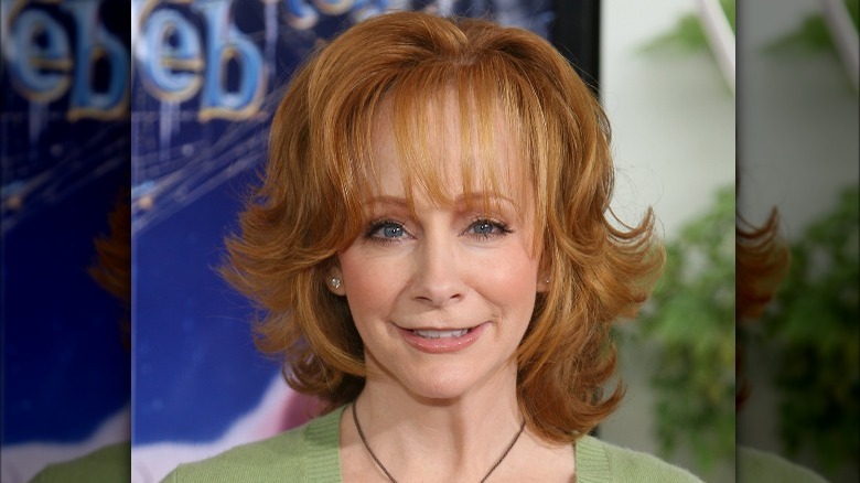 Reba McEntire dans un pull vert