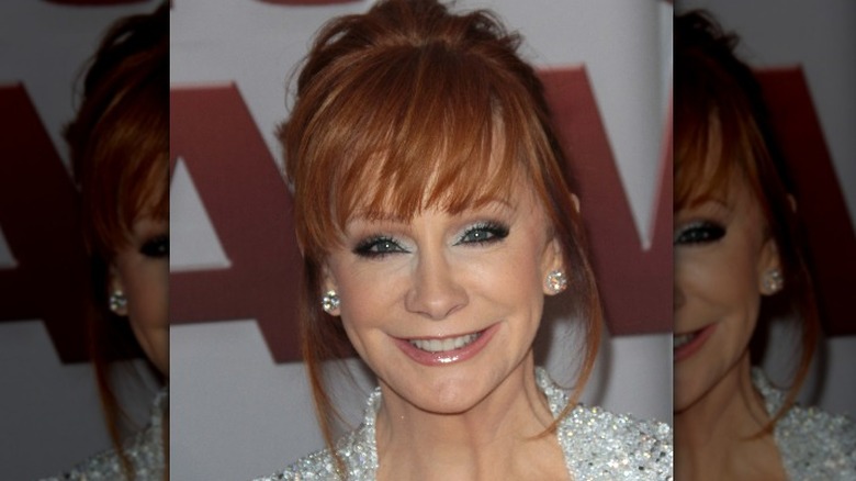 Reba McEntire avec une grosse frange