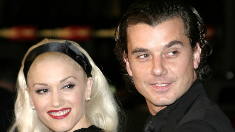 Gwen Stefani et Gavin Rossdale regardant sur le côté