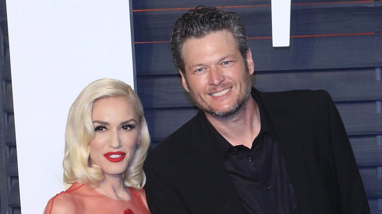 Gwen Stefani et Blake Shelton posant lors d'un événement