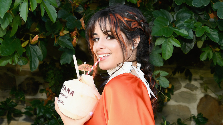 Camila Cabello sirotant une paille