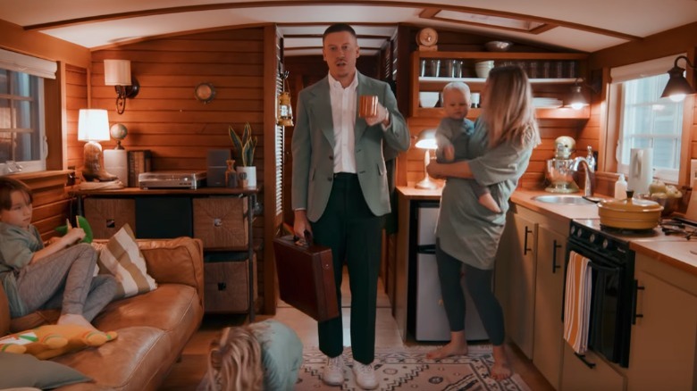 Macklemore porte une tasse et une valise dans son clip vidéo Next Year