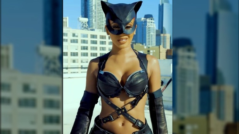 Saweetie vêtue d'un costume d'Halloween Catwoman