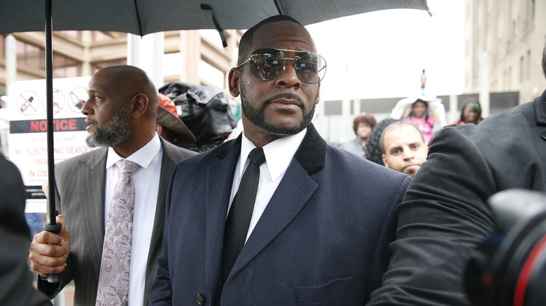 R. Kelly à l'extérieur du palais de justice