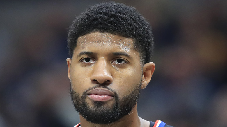 Paul George jouant au basket, l'air maussade