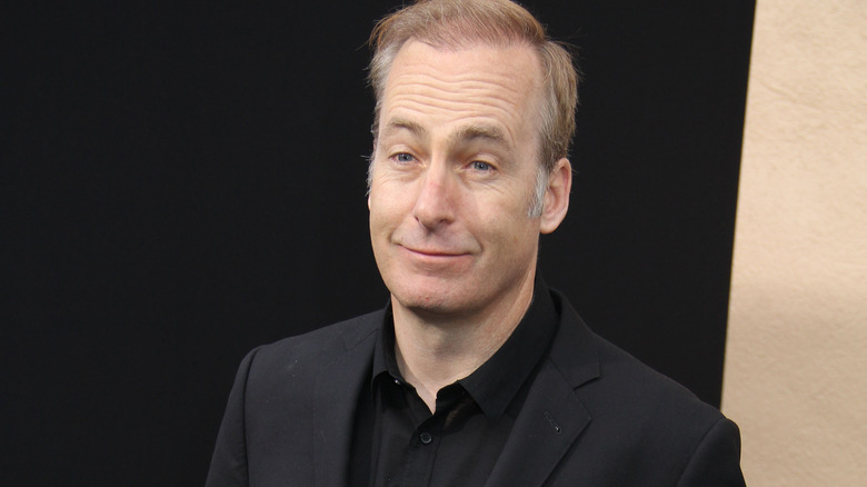 Bob Odenkirk lors d'un événement, souriant