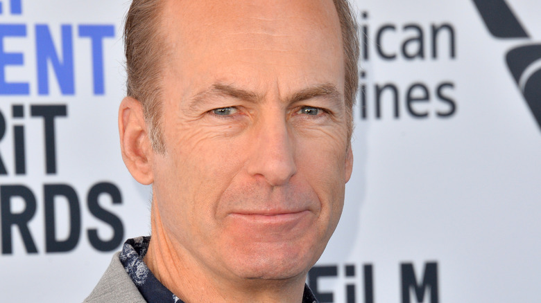 Bob Odenkirk posant