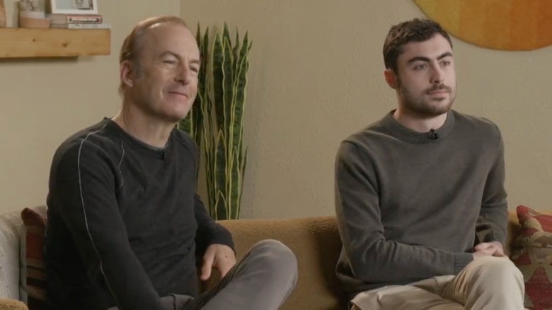 Bob et Nathan Odenkirk assis dans une interview 