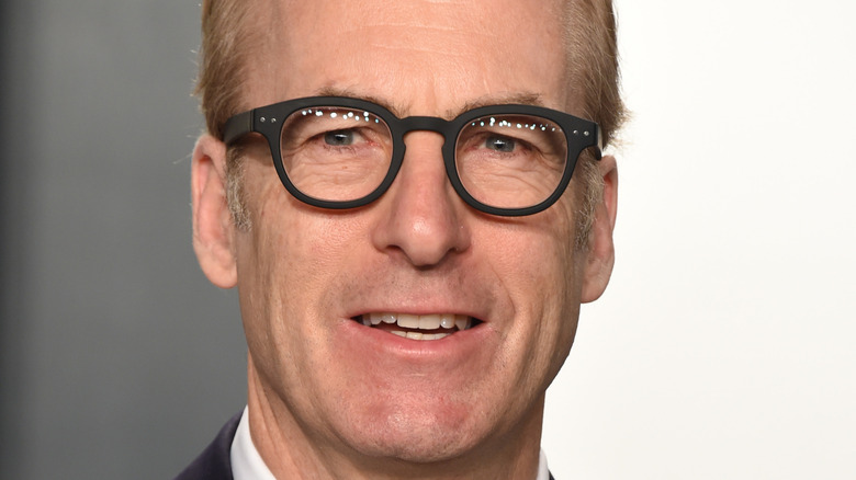 Bob Odenkirk posant avec des lunettes