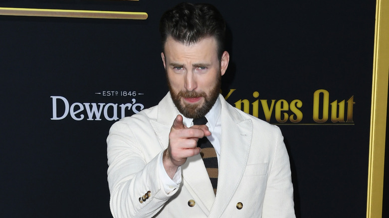 Chris Evans pointant vers la caméra 