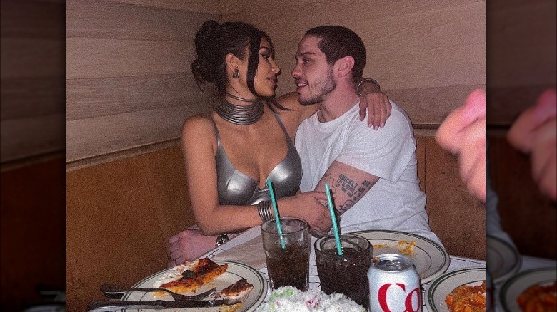 Kim Kardashian et Pete Davidson se blottissent