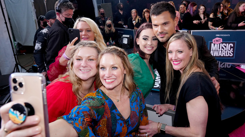 Taylor Lautner posant avec des fans