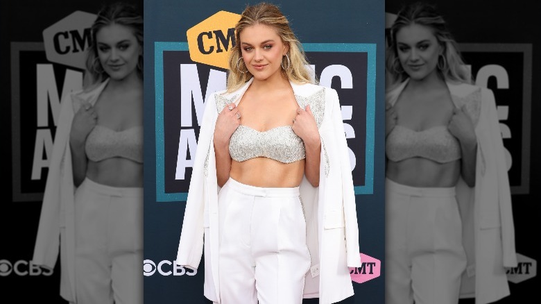  Kelsea Ballerini sourit lors d'un événement sur le tapis rouge