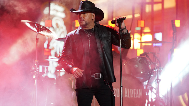 Jason Aldean se produisant aux CMT Music Awards