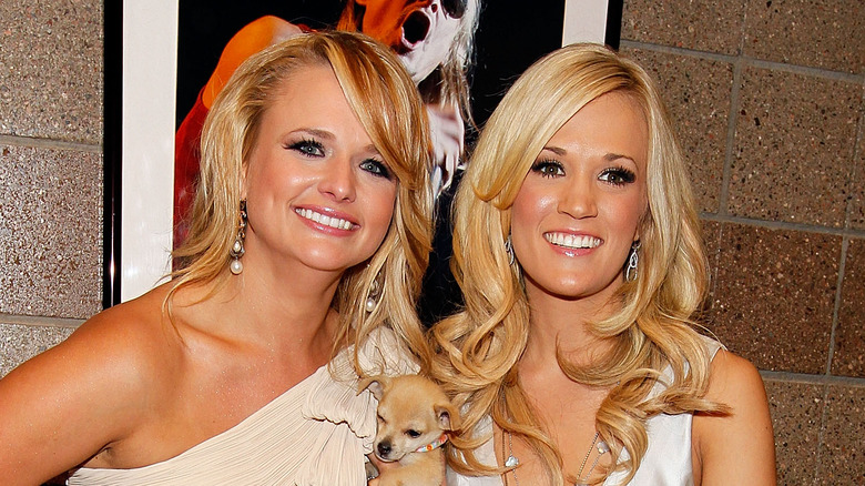 Miranda Lambert et Carrie Underwood souriantes