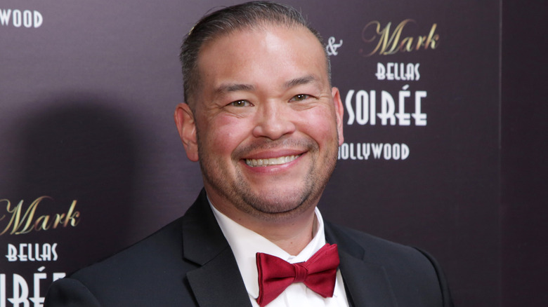 Jon Gosselin portant un nœud papillon rouge