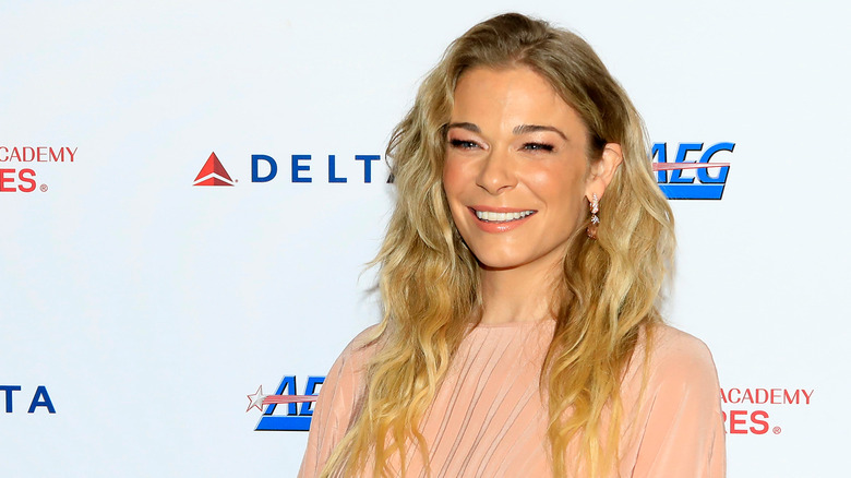 LeAnn Rimes souriant