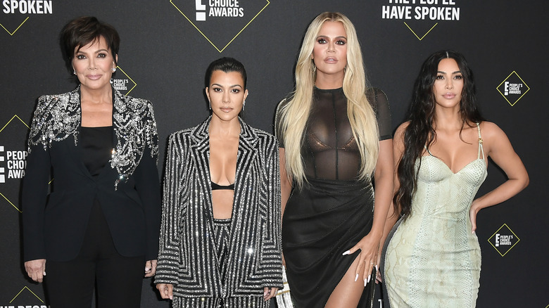 Les Kardashian posant à l'événement