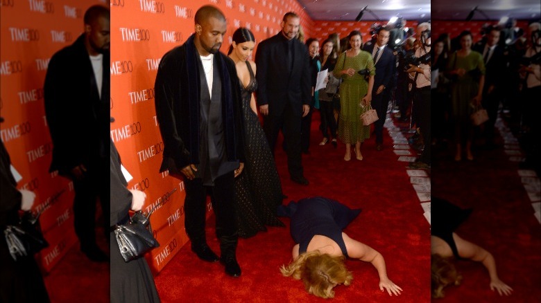 Amy Schumer par terre devant Kanye West et Kim Kardashian