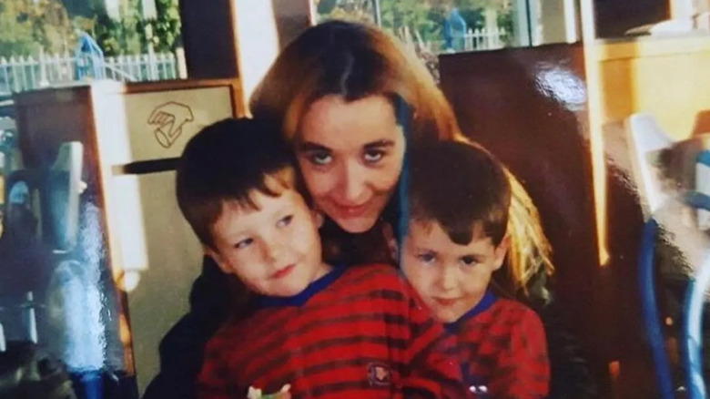 Barry Keoghan avec sa mère et son frère