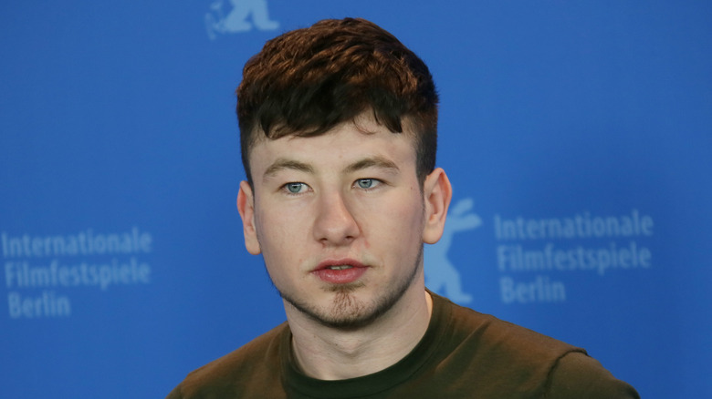 Barry Keoghan posant