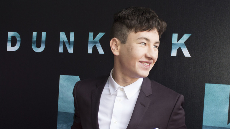 Barry Keoghan posant