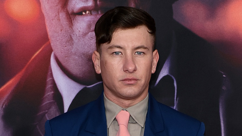 Barry Keoghan posant