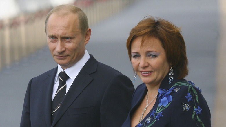 Vladimir Poutine et [now ex-wife] Lyudmila debout à l'extérieur