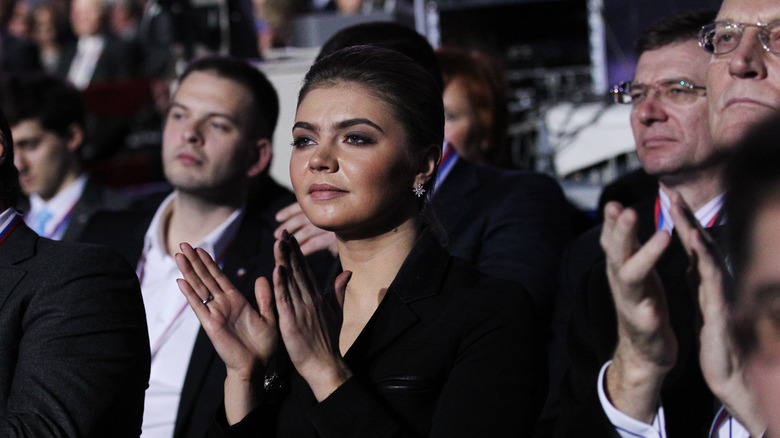 Alina Kabaeva applaudit dans la foule