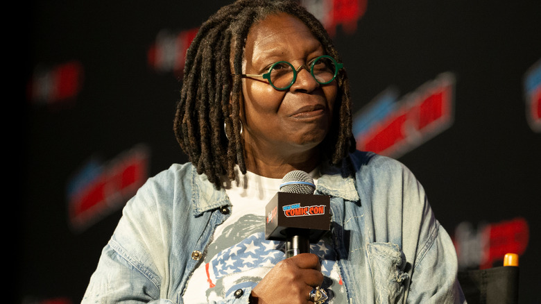 Whoopi Goldberg tenant un micro