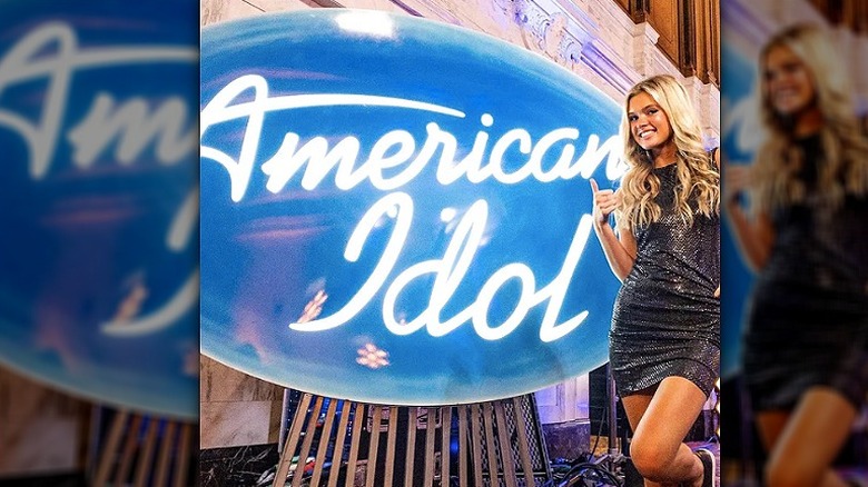 Kenedi Anderson posant avec le signe American Idol