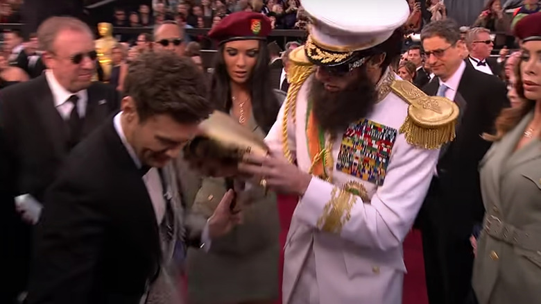 Ryan Seacrest et Sacha Baron Cohen sur le tapis rouge