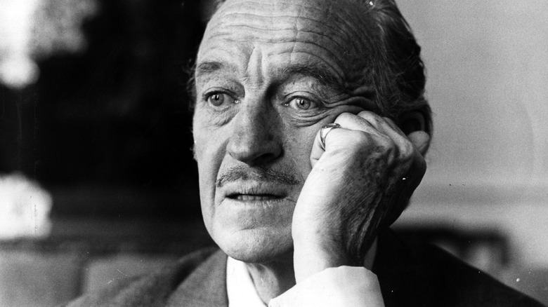 David Niven posant