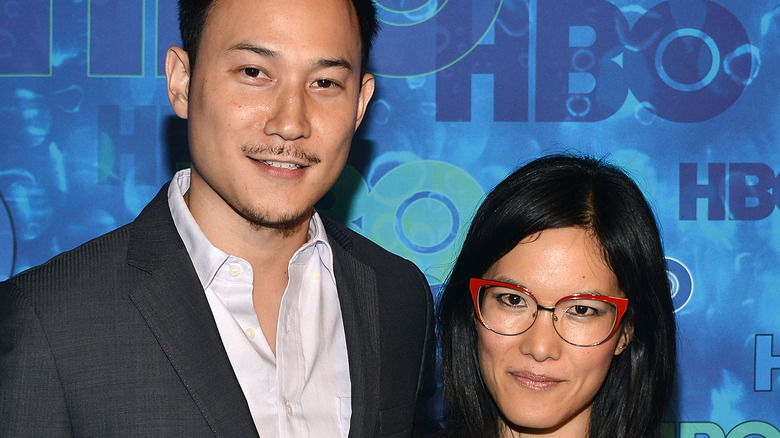 Ali Wong et son mari sur le tapis rouge 