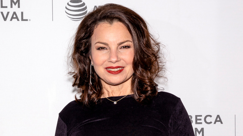 Fran Drescher pose dans une robe en velours noir