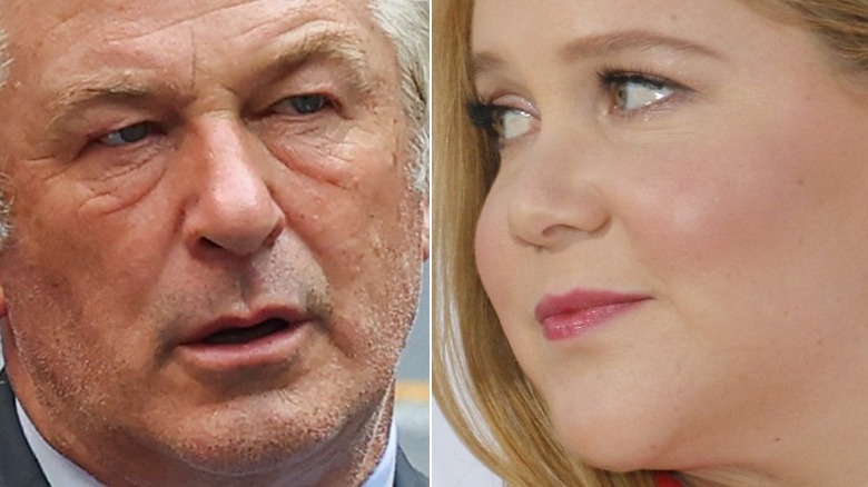 Alec Baldwin a l'air en colère Amy Schumer regarde à gauche en souriant