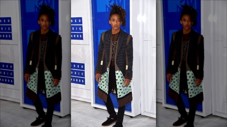 Jaden Smith posant en jupe