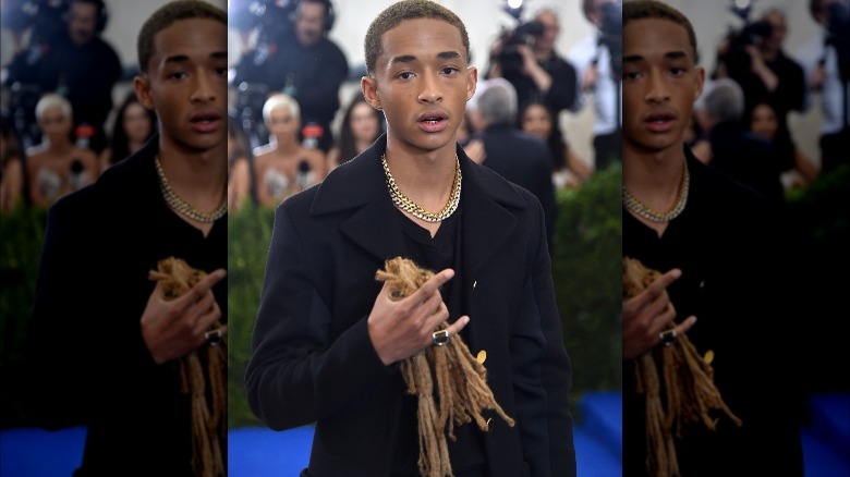 Jaden Smith portant une poignée de cheveux sur le tapis du Met Gala