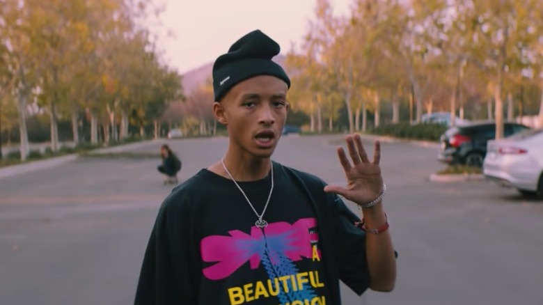 Jaden Smith tenant sa paume vers la caméra dans un bonnet