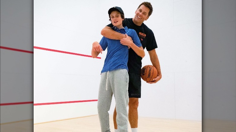 Tom Brady souriant avec son fils Jack sur un terrain de basket