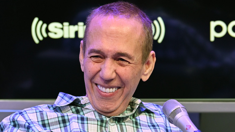 Gilbert Gottfried riant devant le micro